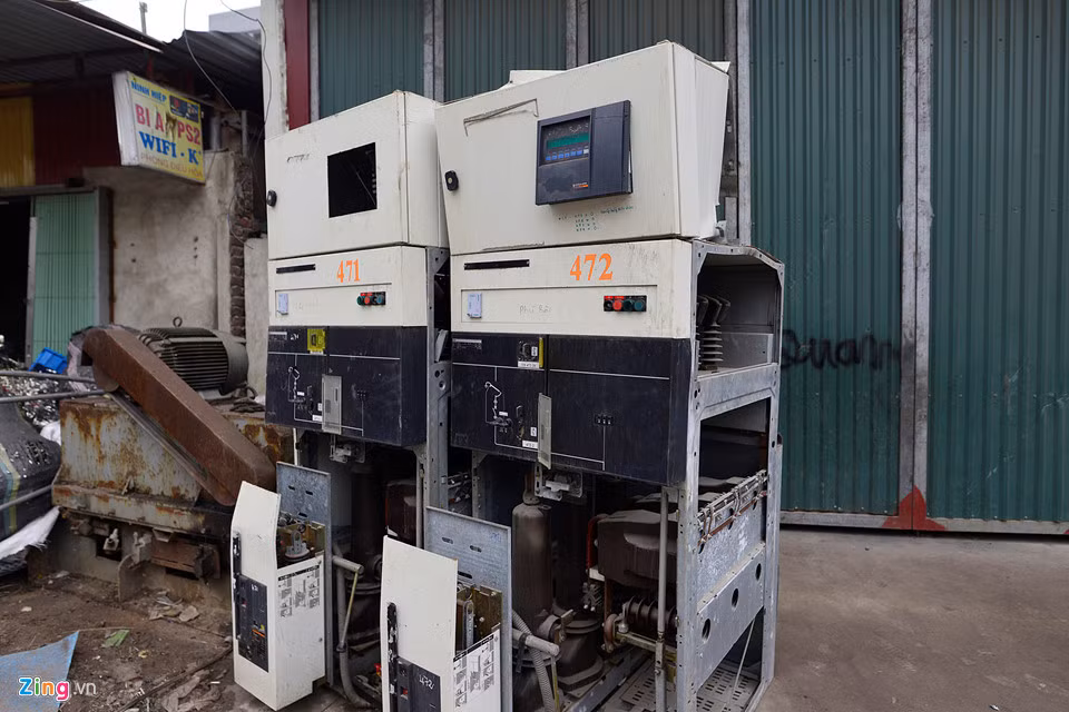 Dọc các con đường dẫn vào Quan Độ, máy móc để ngổn ngang. Trong đó có những cỗ máy rất lớn.