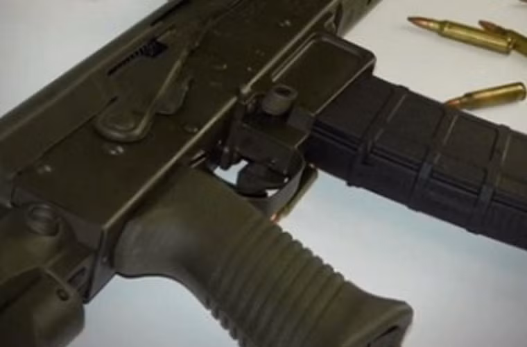 Ngoài ra AK-15 được thiết kế lại lẫy an toàn. Lẫy mới được thiết bế bởi Krebs sẽ được cắt giữ cò súng ở vị trí biên sau. Lẫy mới này có tác dụng làm cho AK-15 chỉ có thể khai hỏa khi cò mở, và ngặn chặn hiệu quả tình trạng súng cướp cò.
