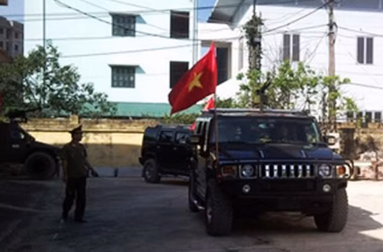 Xe được trang bị điều hòa với tính năng làm sạch không khí, nội thất da sang trọng, hệ thống âm thanh Bose cao cấp, cảm biến đo nhiệt độ bên ngoài, la bàn, hệ thống điều khiển vô tuyến ở phía sau. Đây là loại xe bọc thép có ngoại hình “sang chảnh” nhất của lực lượng Cảnh sát Cơ động.