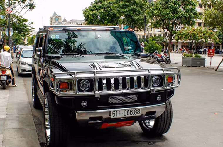 Hummer H2 là dòng xe SUV đa năng do tập đoàn sản xuất ô tô nổi tiếng AM General của Mỹ sán xuất, nó có thiết kế thêm một cửa trên nóc xe, ở vị trí này có thế lắp đặt các hệ thống vũ khí. Các xe của Cảnh sát Cơ động Việt Nam thường được lắp khẩu đại liên PKMS.