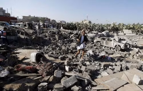 Cảnh tượng sau một cuộc không kích của liên quân do Ả-rập Xê-ut đứng đầu ở Yemen.