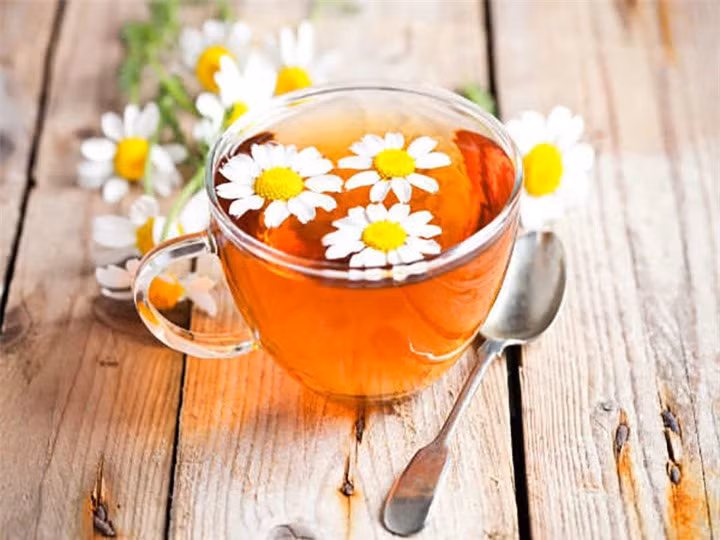 Trà hoa cúc: Uống một ly trà hoa cúc có thể làm giảm căng thẳng và giúp bạn ngủ thiếp đi nhanh hơn. Nó chứa glycine, một hóa chất có tác dụng như chất an thần. Trà hoa cúc có thể cải thiện chất lượng và số lượng của giấc ngủ.