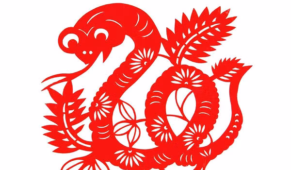 Về tình duyên cũng cho biết tuổi Tỵ sẽ có có tin vui trong trong tình cảm. Với người độc thận sẽ có cơ hội tìm được tình yêu của mình. Những người có gia đình sẽ có thêm con cái trong thời gian tới.