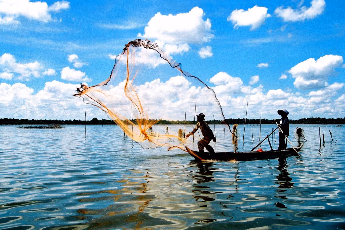Theo Atlas Địa lý Việt Nam, Cà Mau là vùng đồng bằng, có nhiều sông rạch, địa hình thấp, bằng phẳng, thường xuyên bị ngập nước. Độ cao bình quân 0,5 m đến 1,5 m so với mặt nước biển. Hướng địa hình nghiêng dần từ Bắc xuống Nam, từ Đông Bắc xuống Tây Nam.