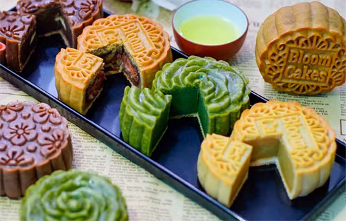 Thưởng thức bánh, bạn nên ăn từng miếng nhỏ. Mỗi lần chỉ ăn 1 phần bánh (bánh chia làm 4 phần), nhai kỹ. Để không dư thừa calo, bạn nên tính toán giảm lượng thực phẩm nạp vào, đảm bảo tổng lượng calo nạp trong ngày không quá cao.