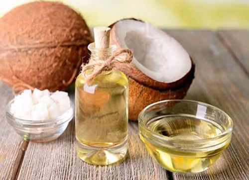 Tuy nhiên, điều này không có nghĩa dầu dừa sẽ mang lại tác dụng tương tự khi thoa lên mặt hay các bộ phận khác trên cơ thể. Thực vậy, dầu dừa là một trong những loại dầu dễ gây mụn nhất, có thể làm tắc nghẽn lỗ chân lông, nổi mẩn. Dầu dừa rất tốt khi sử dụng như một thành phần của sản phẩm làm đẹp song không nên dùng để đắp mặt nạ hay dưỡng ẩm.