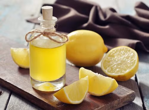 Ngoài việc tìm mua bình giữ nhiệt của những cơ sở uy tín, bạn có thể dùng chanh để kiểm tra xem bình giữ nhiệt có đạt tiêu chuẩn hay không. Cụ thể, bạn nhỏ nước cốt chanh lên thành trong của bình. Sau vài phút lau sạch nước chanh, kiểm tra xem có để lại dấu vết gì không. Nếu có, bình giữ nhiệt đó có chất lượng đáng ngờ.
