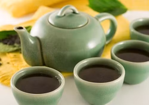 4. Người thường uống trà đặc. Trà đặc chứa lượng lớn caffeine, theophylline và một số chất khác. Khi đi vào cơ thể, chúng kích thích hệ thần kinh và hệ tim mạch, đẩy nhanh nhịp tim và tăng huyết áp. Đây được đánh giá là nguyên nhân quá trình lão hóa thận diễn ra nhanh hơn.