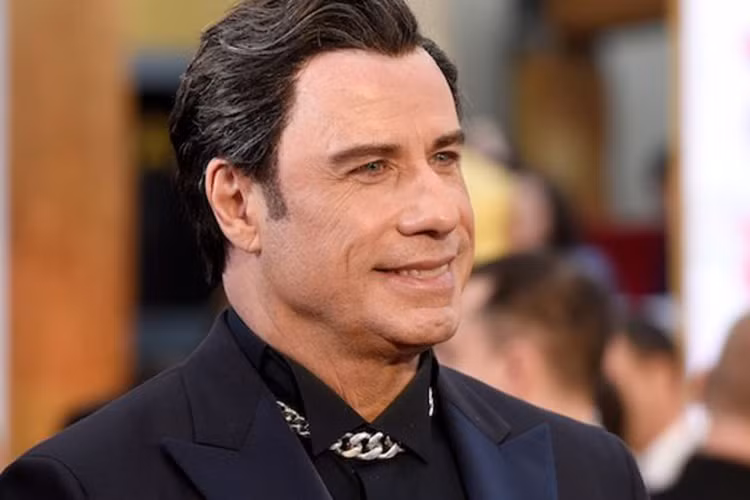 Trong khi đó, John Travolta tuột mất giải Oscar trong cả hai lần đề cử. Ngoài đóng phim, ông còn viết văn và sáng tác nhạc. Vì vợ rất yêu quý loài ngựa nên ông đã mua nhà ở Ocala, Florida.
