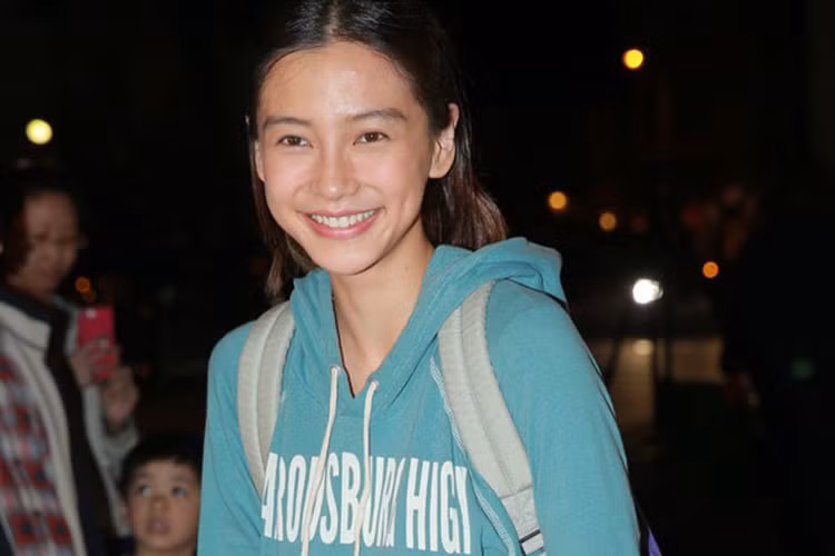 Khi không trang điểm, Angelababy có nhan sắc rất bình thường, không còn vẻ đẹp ngọt ngào với đôi mắt to tròn.