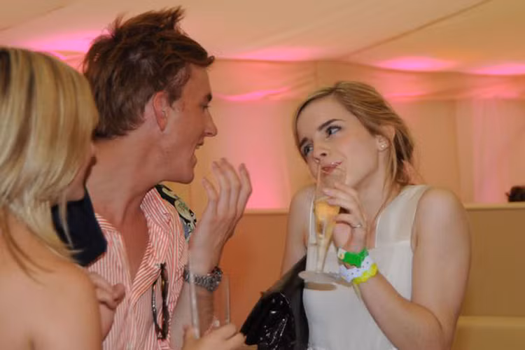 Năm 2008, nữ diễn viên Emma Watson gặp gỡ nam diễn viên Francis Boulle tại một bữa tiệc. Vì không muốn hẹn hò với một sao nhí như Emma nên ngôi sao truyền hình thực tế đã quyết định kết thúc mối quan hệ.