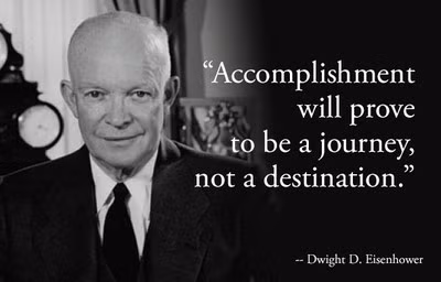 2. Dwight D. Eisenhower: "Thành công là một cuộc hành trình, không phải là đích đến", Dwight D. Eisenhower. Dwight D. Eisenhower là vị chủ nhân thứ 34 của Nhà Trắng từ năm 1952 và tiếp tám năm sau đó. Ông từng là đại tướng 5 sao trong quân đội Mỹ thời Thế Chiến 2. Với đầu óc tinh tế và nhạy bén, Eisenhower tâm niệm: Hãy tập trung vào những thành công nho nhỏ, bạn sẽ đạt được thành công lớn.