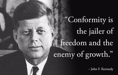 6. John F. Kennedy: "Rập khuôn là cai tù của tự do và là kẻ thù của phát triển", John F. Kennedy. Vị tổng thống trẻ tuổi nhất của Mỹ này được tôn vinh là người có tầm nhìn xa trông rộng với những chính sách kinh tế mũi nhọn mang lại thời kỳ mở rộng dài nhất trong lịch sử Mỹ sau Thế Chiến 2. Ông cũng là người mang lại quyền bình đẳng cho người dân Mỹ thông qua việc kêu gọi các đạo luật về quyền công dân. Hãy quan sát những doanh nhân sáng tạo và có tầm ảnh hưởng. Bạn sẽ thấy họ luôn có những cách khác lạ để tiếp cận cơ hội. Con đường thành công luôn không phải là con đường an toàn.