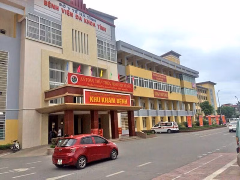 Den vien sinh, san phu bat ngo chet tren ban mo