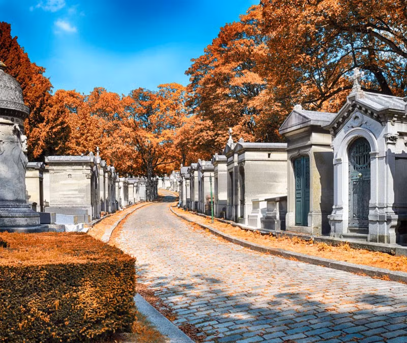  Nghĩa trang Pere Lachaise ở Paris có lẽ là nghĩa trang nổi tiếng nhất thế giới. Những người nổi tiếng như Jim Morrison, Oscar Wilde, Sarah Bernhardt và Amedeo Modigliani đang yên nghỉ tại đây.
