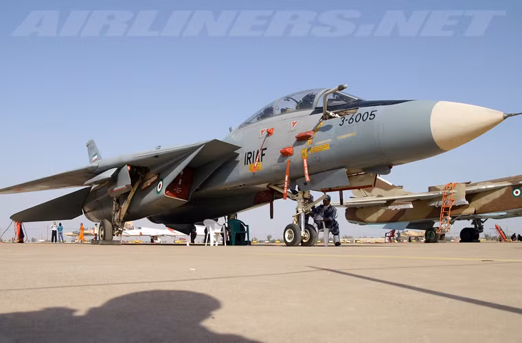 Sau Cách mạng Hồi giáo Iran 1979, Mỹ đã chấm dứt việc hỗ trợ kĩ thuật cho máy bay tiêm kích F-14 mà Iran mua. Dẫu cho có cơ sở hạ tầng sửa chữa và phụ tùng tạm có, Iran vẫn duy trì được đầy đủ số máy bay F-14 nhưng theo thời gian chúng hao hụt dần. Cho tới nay, một số nguồn tin cho rằng Iran chỉ còn duy trì được khoảng một nửa số F-14.