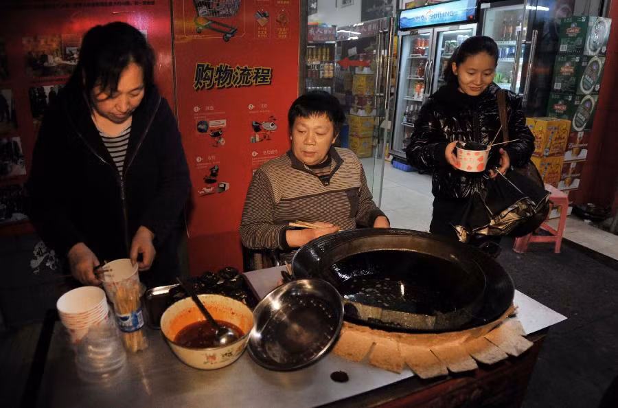 Cửa hàng của ông Peng khá nổi tiếng đối với người dân địa phương. Ảnh: Xinhua.