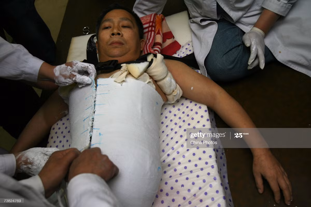 Dù cơ thể chỉ còn lại một nửa, ông Peng không đánh mất niềm tin vào cuộc sống. Ảnh: Getty.