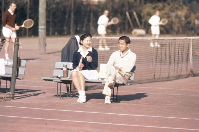 Nhờ bạn bè giới thiệu, Thái tử Akihito đã mời Michiko tham gia một buổi vũ hội để bày tỏ sự mến mộ với "người trong mộng" và hẹn bà tiếp tục đánh tennis cùng mình. Sau nhiều lần gặp gỡ trên sân tập, tình cảm giữa họ ngày một lớn dần. "Chuyện tình cổ tích" giữa người thừa kế hoàng gia Nhật Bản và cô gái thường dân vấp phải sự phản đối gay gắt từ hoàng gia và dư luận vì Michiko không mang dòng máu hoàng tộc. Sau này, đôi tình nhân được Cựu Nhật hoàng Hirohito tác thành: "Chỉ cần Thái tử thích thì xuất thân thường dân cũng không sao cả". Ảnh: Getty.