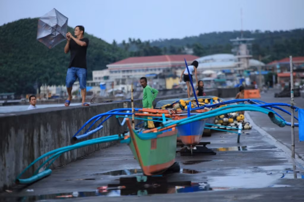 Tại tỉnh phía đông Catanduanes, 12 ngư dân đã được báo cáo mất tích sau khi họ không trở về nhà sau chuyến đi đánh cá cuối tuần, theo giới chức.