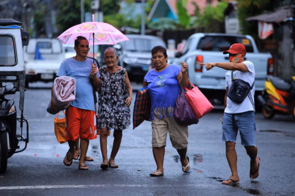 Một chiếc thuyền khác bị chìm ngoài khơi tỉnh Batangas, phía nam Manila. Lực lượng bảo vệ bờ biển đã cứu được 7 thuyền viên và vẫn đang tìm kiếm những người khác. Trong ảnh, các cư dân sơ tán khỏi nhà của họ ở khu vực ven biển của thành phố Legaspi, tỉnh Albay, phía nam Manila hôm 25/10 trước khi cơn bão nhiệt đới Molave dự kiến đổ bộ.