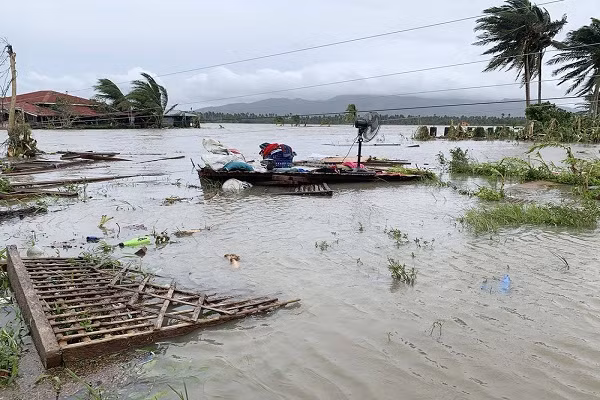 Trong số những người mất tích có một chục ngư dân mạo hiểm ra khơi cuối tuần qua, bất chấp lệnh cấm mọi hoạt động của tàu thuyền trên biển do biển động rất mạnh. Đến nay, Philippines chưa ghi nhận thương vong về người do bão Molave. Trong ảnh, phần còn lại của ngôi nhà sau khi bị nước lũ cuốn trôi ở thị trấn Pola trên đảo Mindoro, miền Trung Philippines.