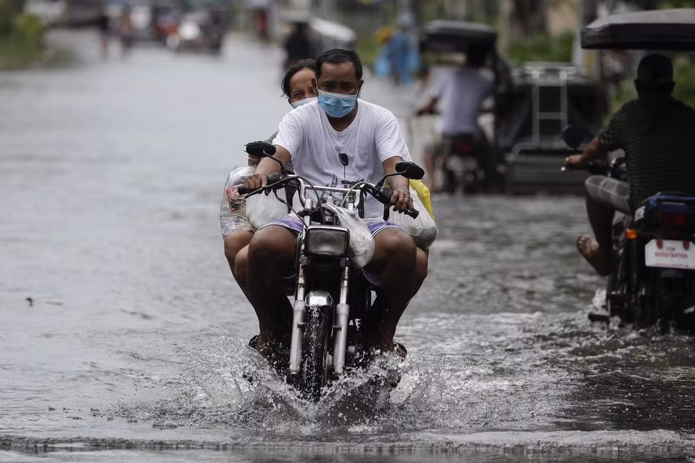 “Người dân đang yêu cầu được giải cứu vì gió đã thổi bay mái nhà của họ”, Humerlito Dolor, Thống đốc tỉnh Oriental Mindoro, nói với đài phát thanh DZMM.