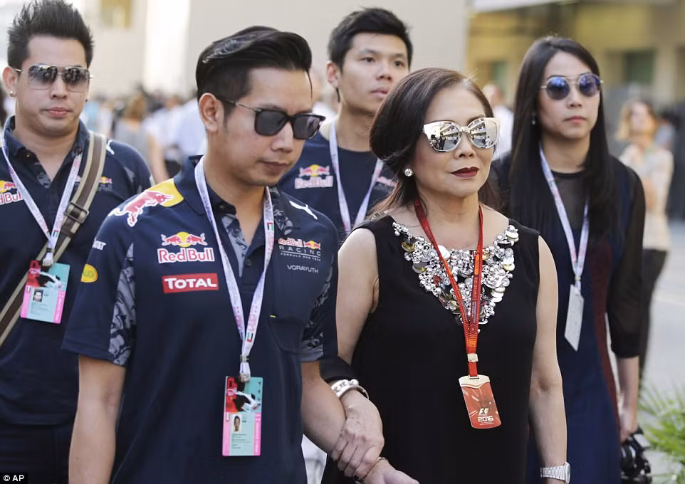 Vorayuth đi cùng mẹ, bà Daranee, tại sự kiện giải đua Công thức 1 ở Adu Dhabi, hồi tháng 11/2016. Ảnh: AP.