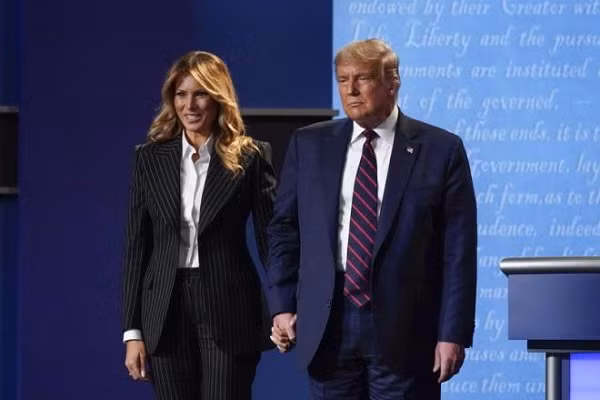 Tong thong Trump tro lai tranh cu, De nhat phu nhan van 