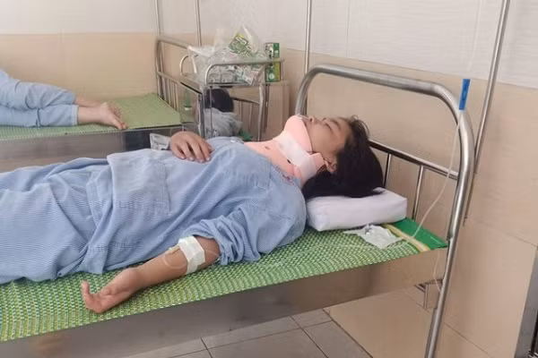 Ha Noi: Nu sinh lop 8 bi ban danh chan thuong cot song