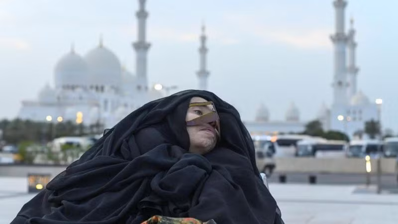 Hồi năm 2019, Munira Abdulla, đến từ Các Tiểu vương quốc Ả-rập Thống nhất (UAE), đã tỉnh lại sau khi rơi vào trạng thái hôn mê suốt 27 năm do một vụ tai nạn xe năm 1991. Ảnh: BBC.