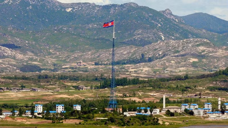 Các tòa nhà không có cửa sổ hay nội thất. Thi thoảng có nhiều người đến làng nhưng không rõ là dân thường hay binh sĩ, và ở đây loa luôn phát các bài hát tuyên truyền.