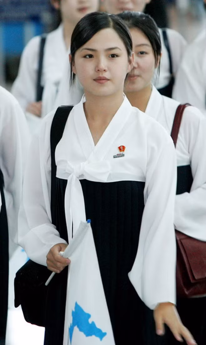 Có tin nói, bà Ri từng là một ca sĩ trước khi gặp nhà lãnh đạo Kim Jong-un và có thể bà đã tới Hàn Quốc năm 2005 để tham dự sự kiện Giải vô địch Điền kinh châu Á lần thứ 16 với tư cách là thành viên của đội cổ vũ Triều Tiên. Hình ảnh được hãng Yonhap cho là bà Ri Sol-ju trong đội cổ vũ đoàn thể thao CHDCND Triều Tiên năm 2005. Ảnh: Express. 