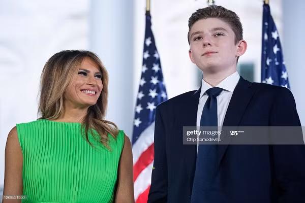 Ve dien trai cua “Hoang tu Nha Trang” Barron Trump mac COVID-19