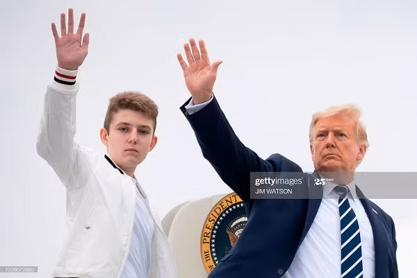 Ve dien trai cua “Hoang tu Nha Trang” Barron Trump mac COVID-19-Hinh-11