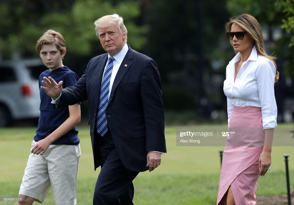 Ve dien trai cua “Hoang tu Nha Trang” Barron Trump mac COVID-19-Hinh-7