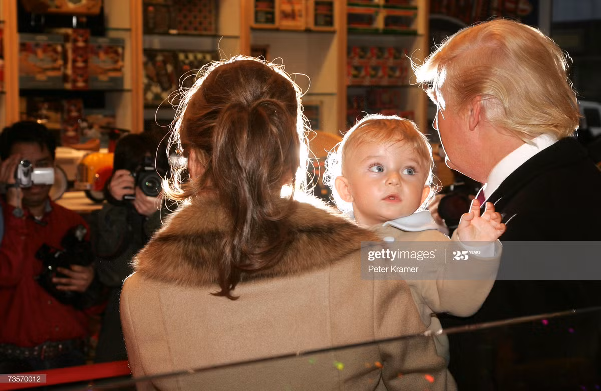 Ve dien trai cua “Hoang tu Nha Trang” Barron Trump mac COVID-19-Hinh-8