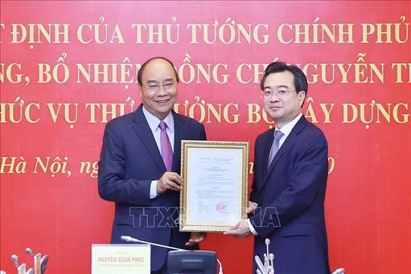 Thu tuong trao quyet dinh bo nhiem Thu truong Bo Xay dung