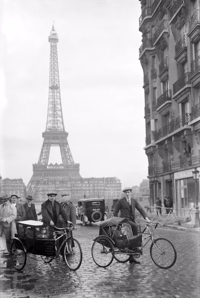 Đường phố nhộn nhịp xe cộ. Tuy nhiên, phương tiện di chuyển ở Paris 100 năm trước rất khác so với hiện tại.