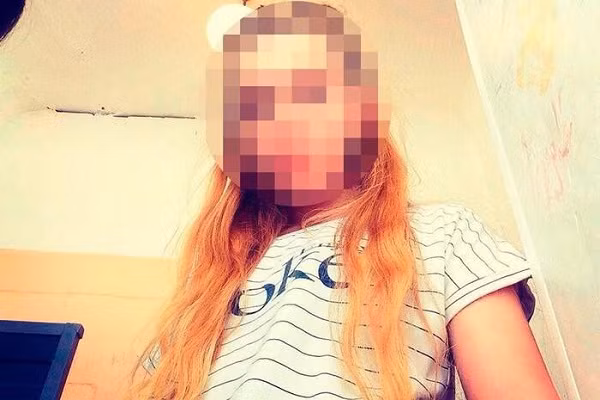 Bi mat sinh con mot minh, thieu nu 14 tuoi dat dua tre vao tu dong
