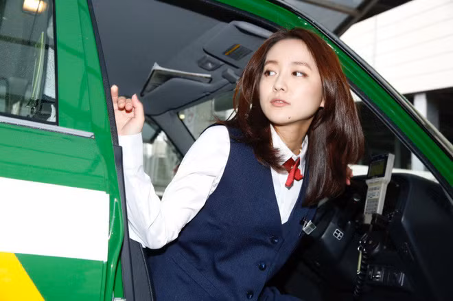 Vốn là một người mẫu chuyên nghiệp, nhưng cô cũng có thêm nghề tay trái là nữ tài xế taxi do công việc người mẫu bấp bênh và thu nhập không đủ để trang trải cho cuộc sống hàng ngày của cô.
