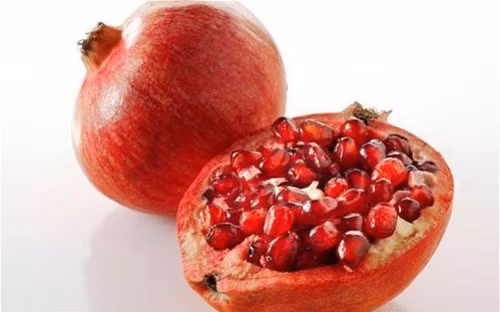 Từ xưa, quả lựu đã trở thành một trong những thành phần trong phương pháp Ayurveda – khoa học y tế có nguồn gốc từ Ấn Độ giáo. Quả lựu là một trái cây có chứa hàm lượng các chất dinh dưỡng cao mang lại nhiều lợi ích cho sức khỏe. Các nghiên cứu đã chỉ ra rằng trái cây có thể giúp làm giảm sự tích tụ mảng bám trong động mạch và làm giảm huyết áp. Một nghiên cứu khác gợi ý rằng, nước ép quả lựu có thể giúp ích trong việc điều trị bệnh ung thư tuyến tiền liệt, tiểu đường, viêm khớp và rối loạn chức năng cương dương. Các chuyên gia tin rằng lợi ích của quả lựu có được do sức mạnh của các polyphenol (polyphenol là vi chất có hiện diện trong bữa ăn hằng ngày của chúng ta, giúp ngăn ngừa bệnh thoái hóa, đặc biệt là bệnh ung thư, bệnh tim mạch) bao gồm cả anthocyanins (được tìm thấy trong các loại thực phẩm màu xanh, tím, đỏ sam) và tannin (cũng được tìm thấy trong rượu vang và trà).