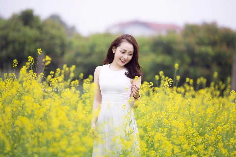 Thiếu nữ Hà thành tạo dáng bên vườn hoa cải vàng rực rỡ. Ảnh: Ngân Thùy Lê