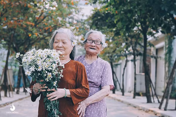 Bởi bên cạnh tình cảm gia đình, không gì tuyệt vời hơn khi ở cái quãng thời gian cuối của cuộc đời này, họ vẫn tìm thấy niềm vui, tìm thấy những thứ tình cảm đẹp đẽ và thiêng liêng nhất.