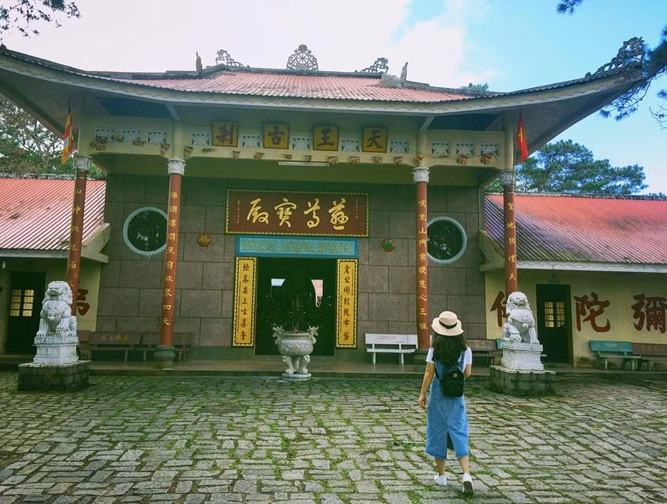 Bài viết của Huyền Trang thu hút rất đông những người đam mê du lịch. Điều làm nên sức hấp dẫn đó chính là bởi những chia sẻ hết sức tỉ mỉ, kĩ càng cùng với loạt ảnh đẹp mê hồn về vùng đất được mệnh danh là Thành phố của tình yêu!