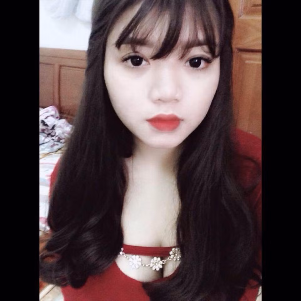 Khi biết Giang và Trang là hai chị em ruột, nhiều người phải thốt lên: Đúng là "kẻ 8 lạng, người nửa cân" không hề thua kém nhau cả về nhan sắc và vòng một đẫy đà.