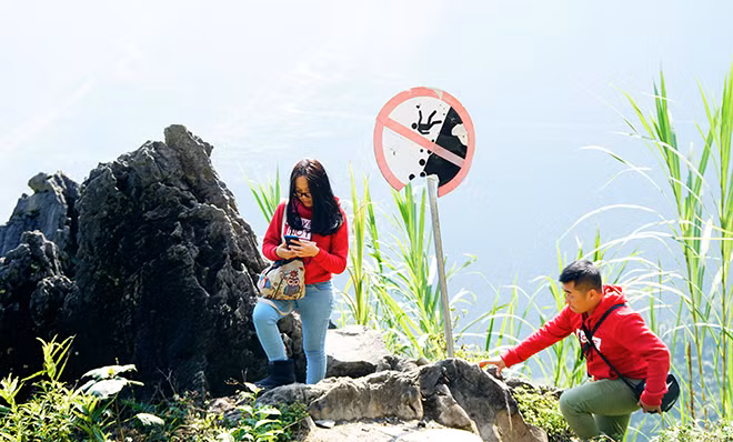 Tuy nhiên, bất chấp nguy hiểm, nhiều bạn trẻ vẫn tìm cách chui rào để vào bên trong.