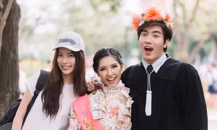 Được biết, việc dùng tiền may áo cho con cái tuy có khác biệt nhưng cũng không hề xa lạ đối với phong tục tập quán ở Thái Lan. Tiền tượng trưng cho sự may mắn, cầu tài nên trong những ngày lễ lớn, người dân thường tặng tiền thay cho lời chúc phúc.