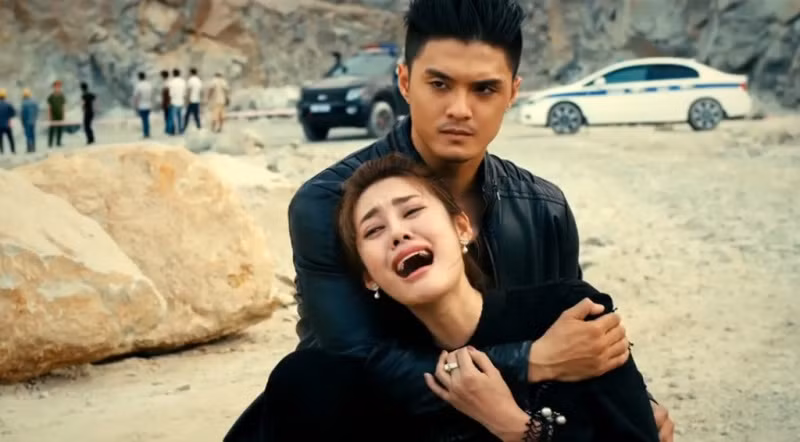 Cả hai gặp nhau lần đầu tiên khi cùng hợp tác trong bộ phim “Găng tay đỏ” , lúc đó Lâm Vinh Hải đã có gia đình. Thế nhưng chuyện tình yêu với Lý Phương Châu bất ngờ rạn nứt và hai người quyết định ly hôn. Chỉ vài tháng sau khi chia tay vợ cũ, Lâm Vinh Hải đã thừa nhận đang hẹn hò với “chân dài” Linh Chi.