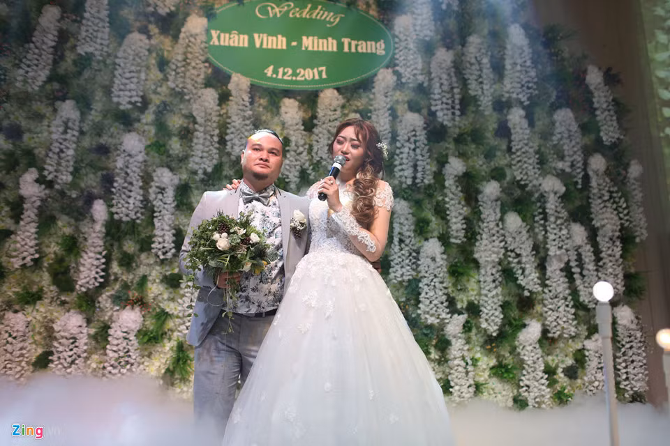 Khi nghe vợ hát, Vinh Râu không giấu nổi sự xúc động và bật khóc. Dù trước đó cả hai đều không phải là hình mẫu lý tưởng của nhau, tình cảm đã dần phát triển sau khi hai người kết bạn. Tình yêu của Vinh Râu và Minh Trang đầy ắp những khoảnh khắc lãng mạn và hài hước.